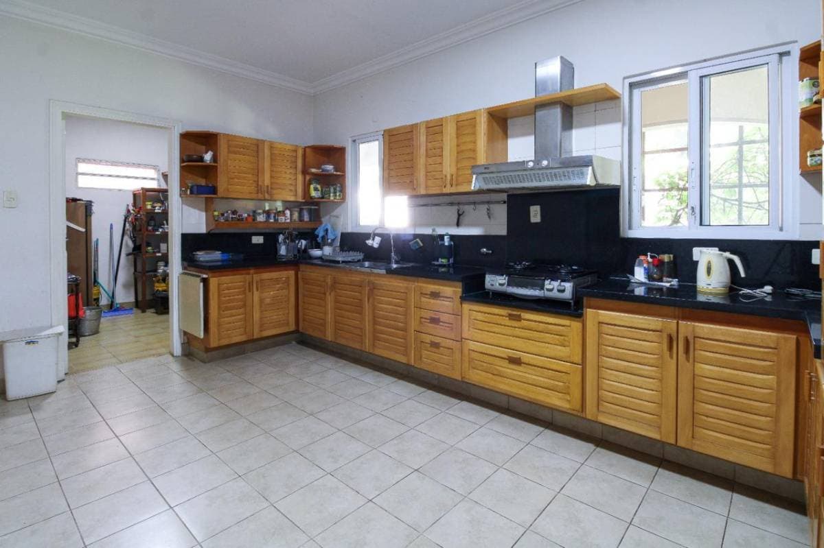 Venta amplia Residencia en barrio Mcal. Estigarribia 1500 m2 – 2