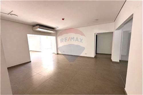 ALQUILO LOCAL COMERCIAL CON OFICINAS Y PATIO – 3