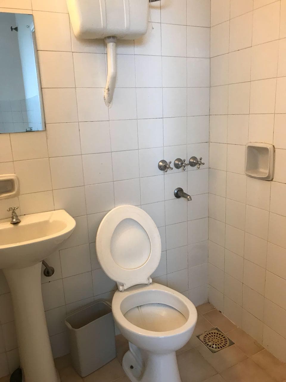 VENDO DEPARTAMENTO DE TRES DORMITORIOS BARRIO LAS LOMAS – 2