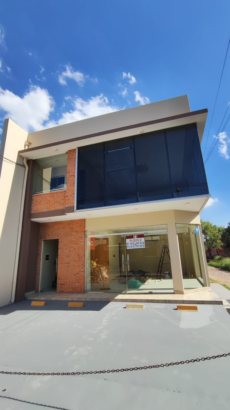 Salón Comercial DE DOS NIVELES a una cuadra de la Transchaco. – 2