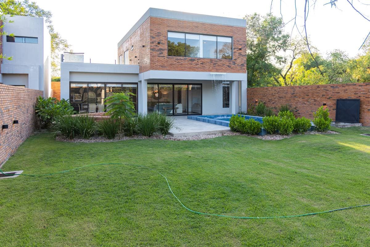 HERMOSA CASA DE ESTILO MODERNO – SAN BERNARDINO CASA PUEBLO HOMES