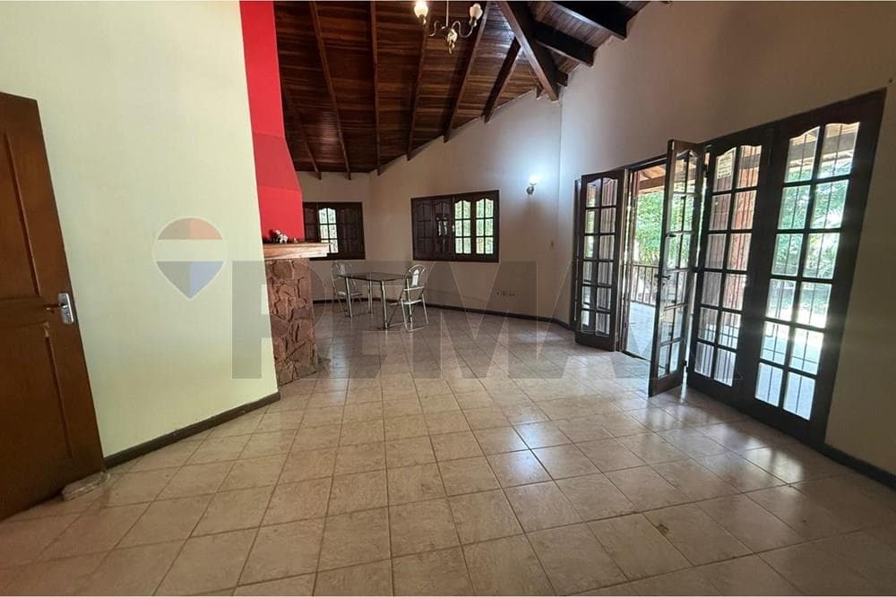 AMPLIA RESIDENCIA EN ESQUINA – PARQUES DEL YACHT, LAMBARÉ