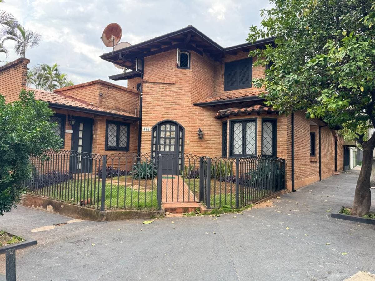 Vendo casa de 4 dormitorios + consultorio independiente Barrio Jara z/ Textilia.