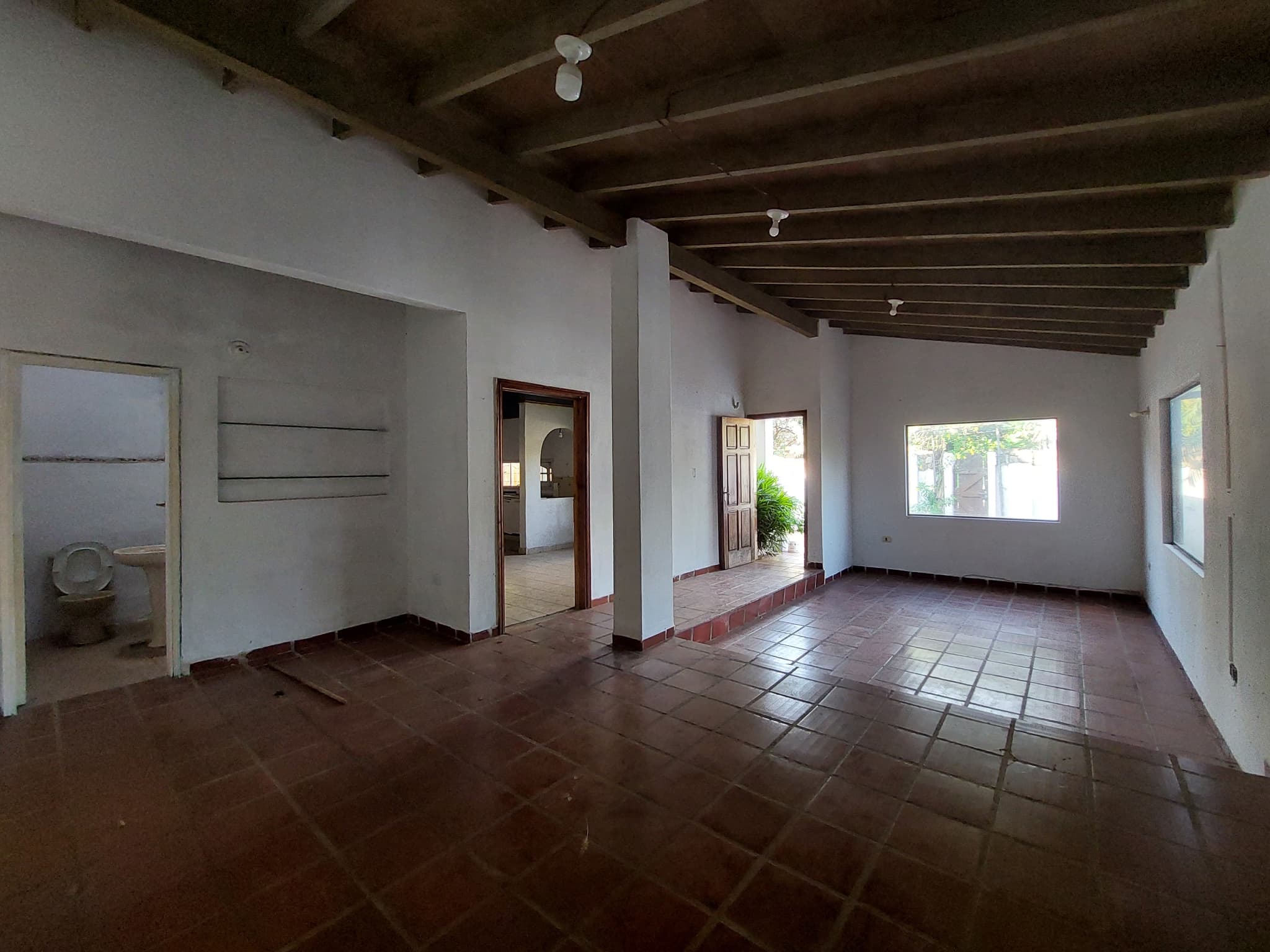 ¡GRAN OPORTUNIDAD! AMPLIA CASA EN VENTA PARA REFACCIÓN – LUQUE‼️ C-1171 – 3