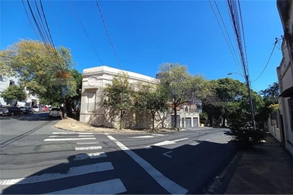 Alquilo imponente residencia en esquina- Asunción