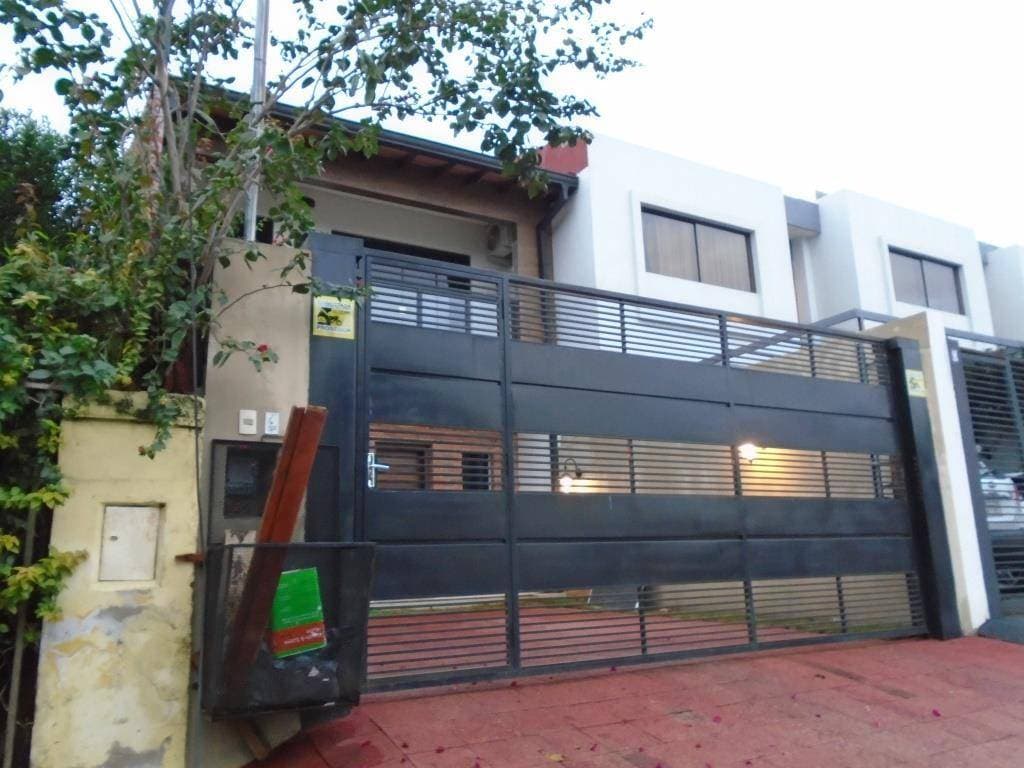 ALQUILO CASA PAREADA EN LAMBARÉ