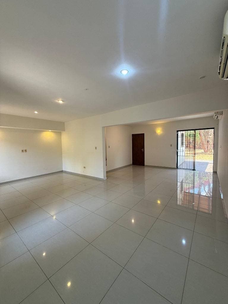 Casa en Alquiler para vivienda u oficina – Barrio Mburicaó, Asunción – 3