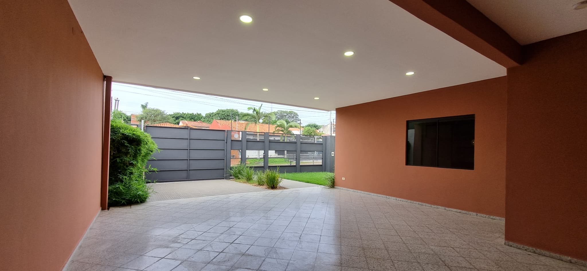 Hermosa Casa en Fernando de la Mora / 368m2 de terreno – 2