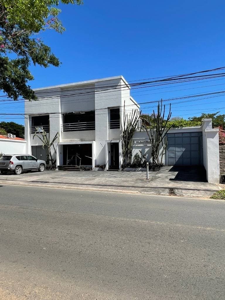 ALQUILO CASA PARA OFICINA O CONSULTORIOS EN ASUNCIÓN. – 2