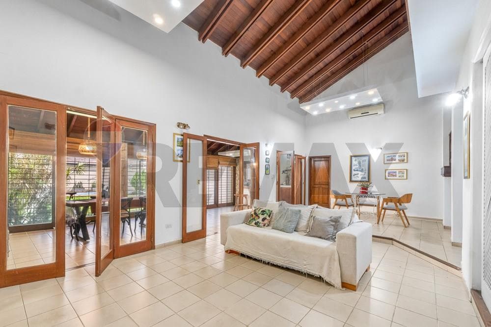 EN VENTA AMPLIA CASA ENEL CORAZON DEL BO HERRERA DE ASU – 2