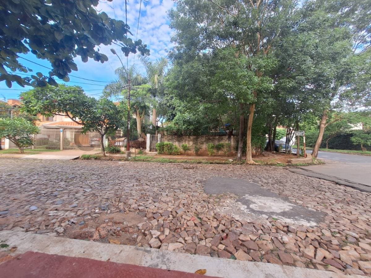 Venta de Terreno en Los Laureles, Asunción