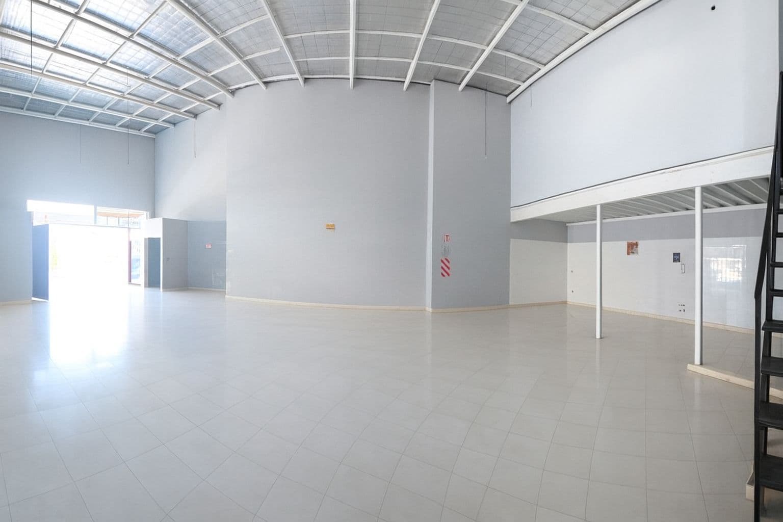 ALQUILO SALON COMERCIAL ALTA DEMANDA EN CUIDAD NUEVA – 3
