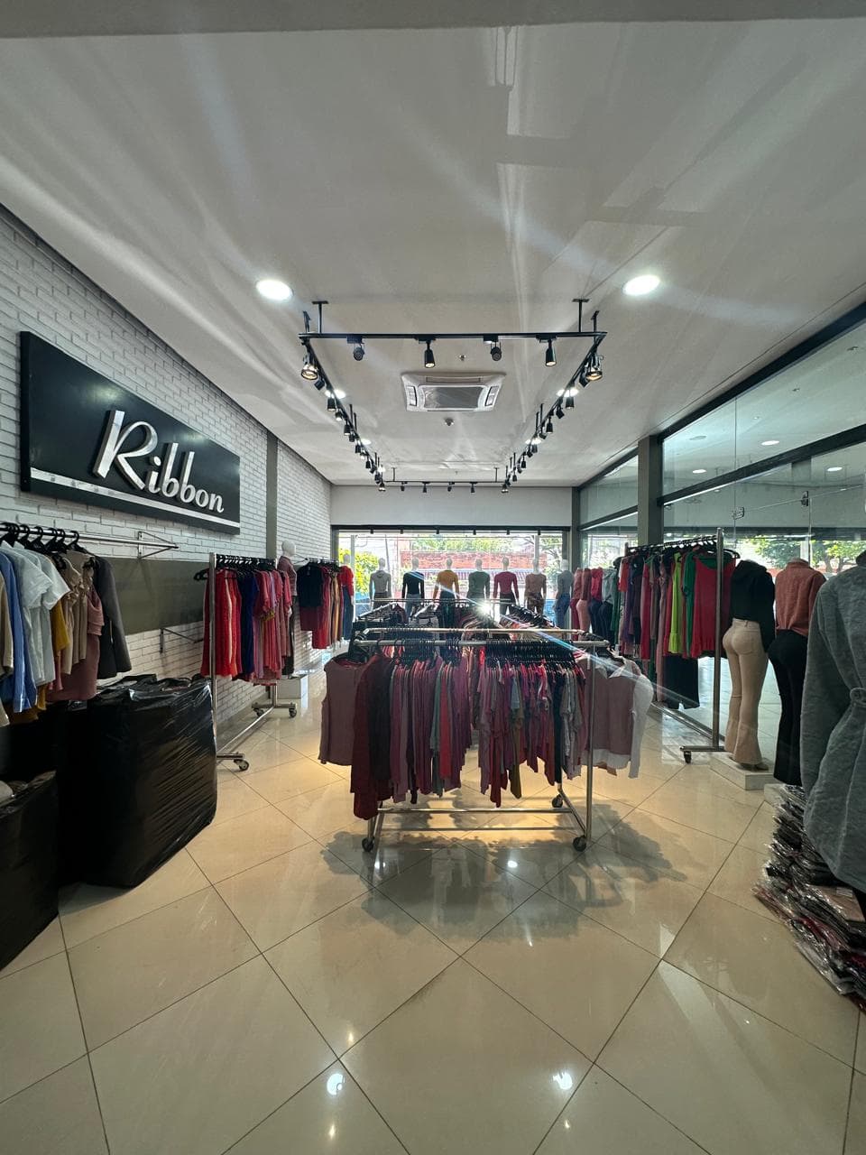 ESPECTACULAR SALON COMERCIAL EN ALQUILER – 3