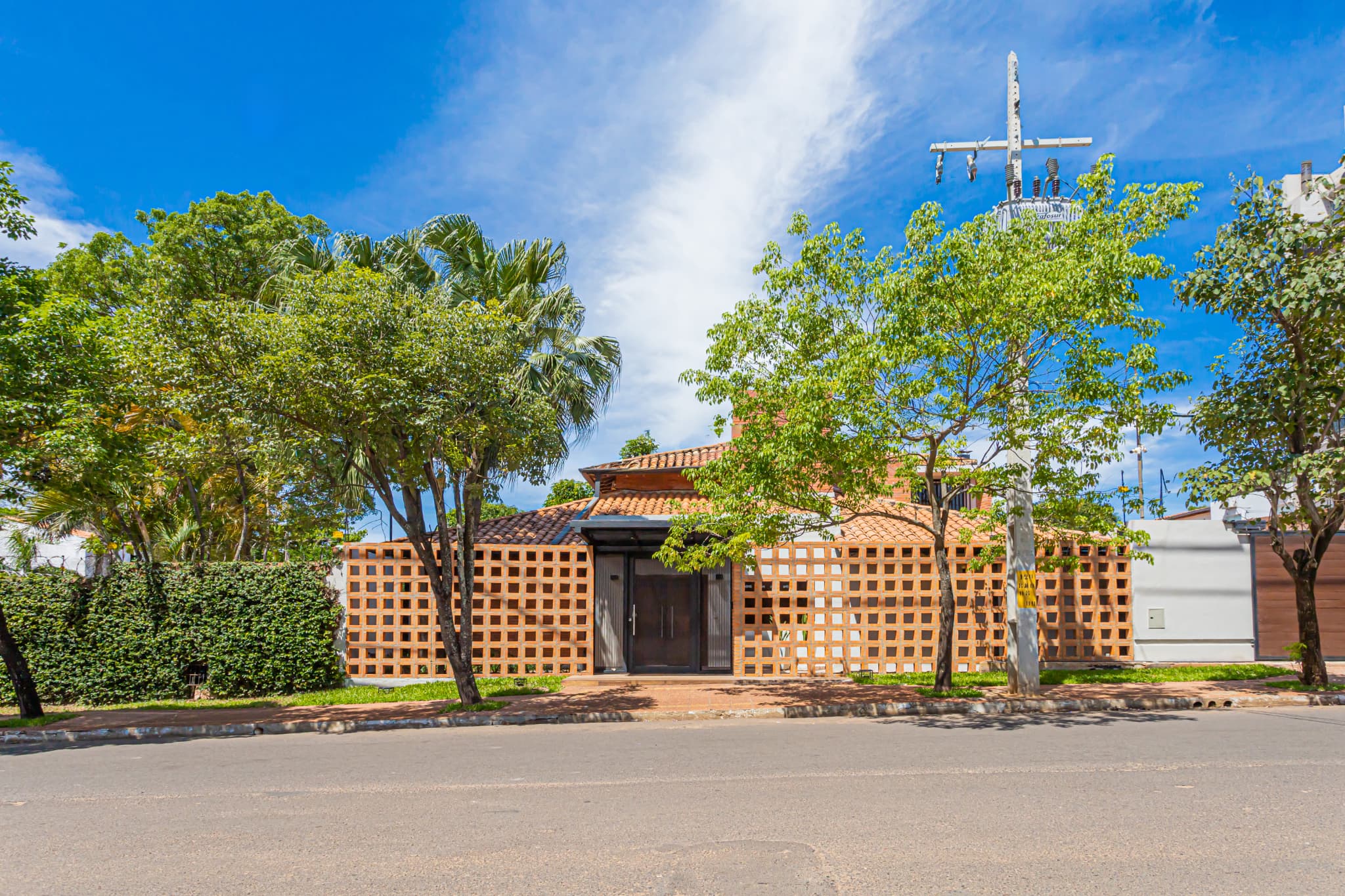 VENDO CASA DE 3 DORMITORIOS EN SUITE.