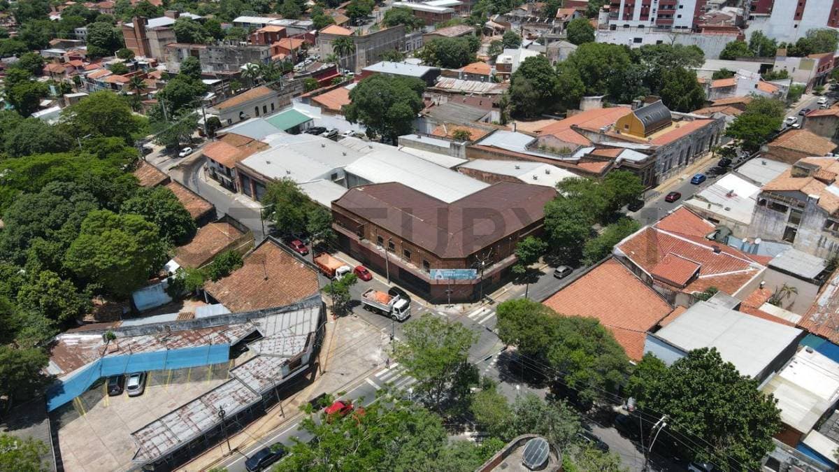 EN ALQUILER - AMPLIA PROPIEDAD CON TIGLADOS Y OFICINAS EN EL CENTRO DE ASUNCION – 2