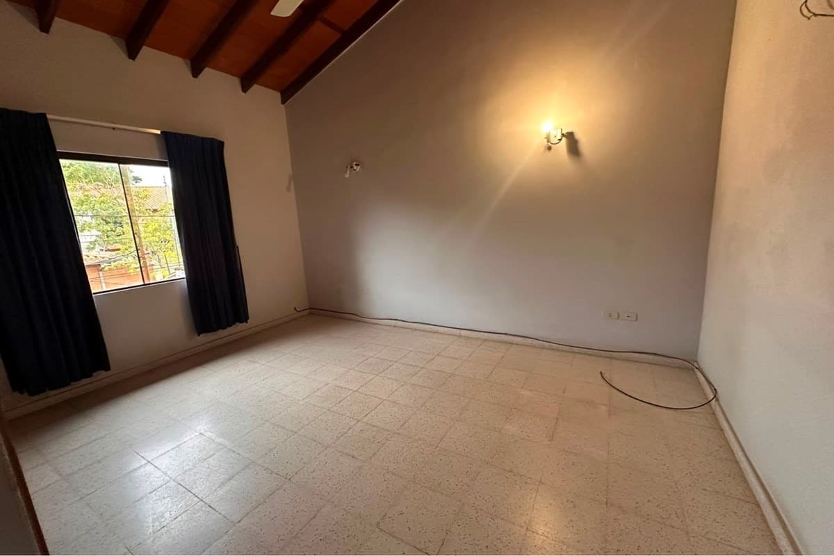 Alquilo casa en Lambare, barrio Kennedy – 3
