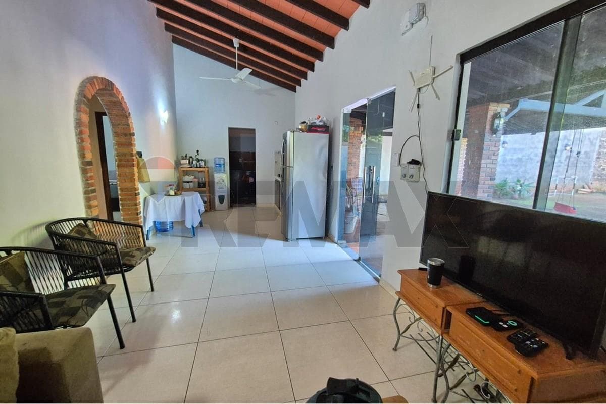 Casa en Esquina de 4 Dormitorios en Luque - A 2 Cuadras de la Municipalidad