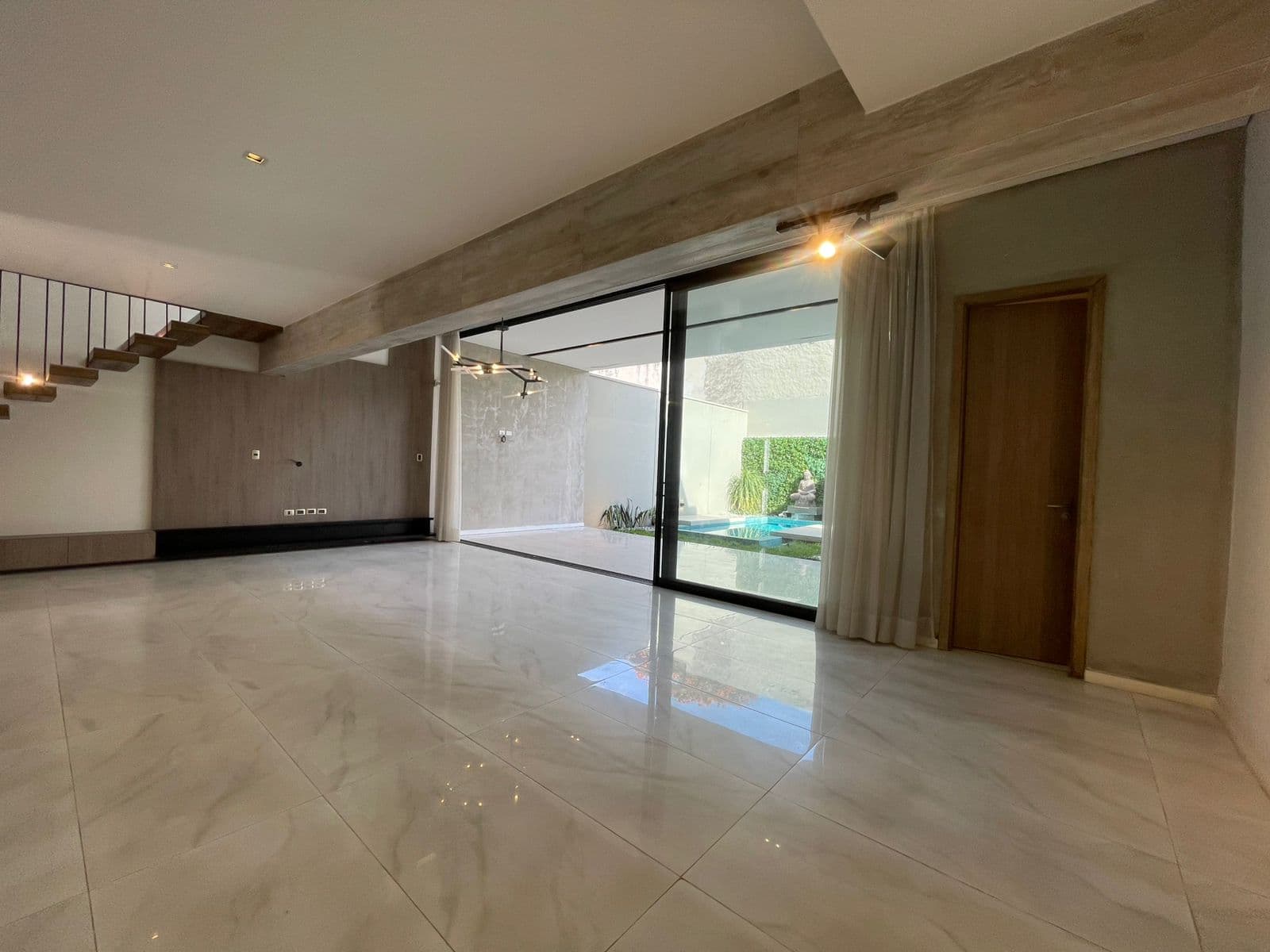 Barrio Mburucuya, En Venta, Duplex De 3 Dormitorios. – 2