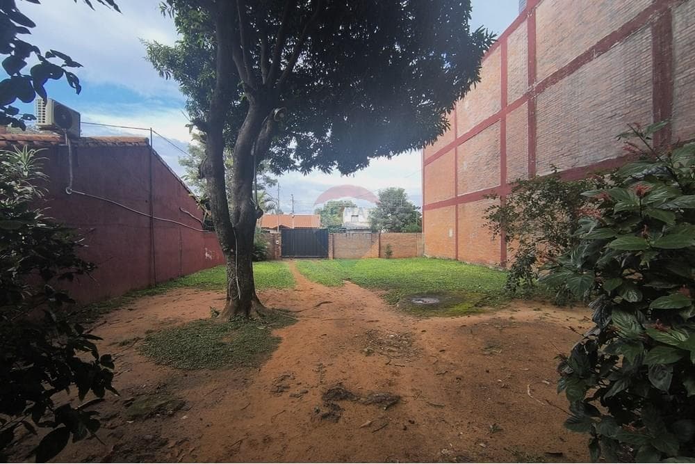 VENDO CASA CON PISCINA EN LUQUE 3 BARRIO – 3