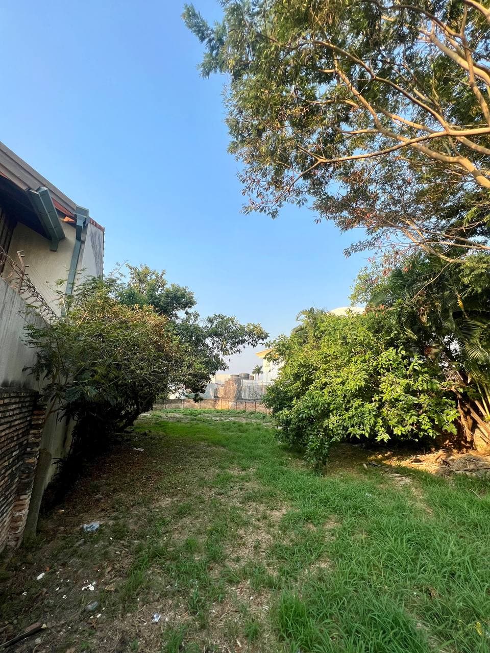 VENDO TERRENO PARA EDIFICIO, ZONA SIN LIMITE DE ALTURA, EJE HABITACIONAL