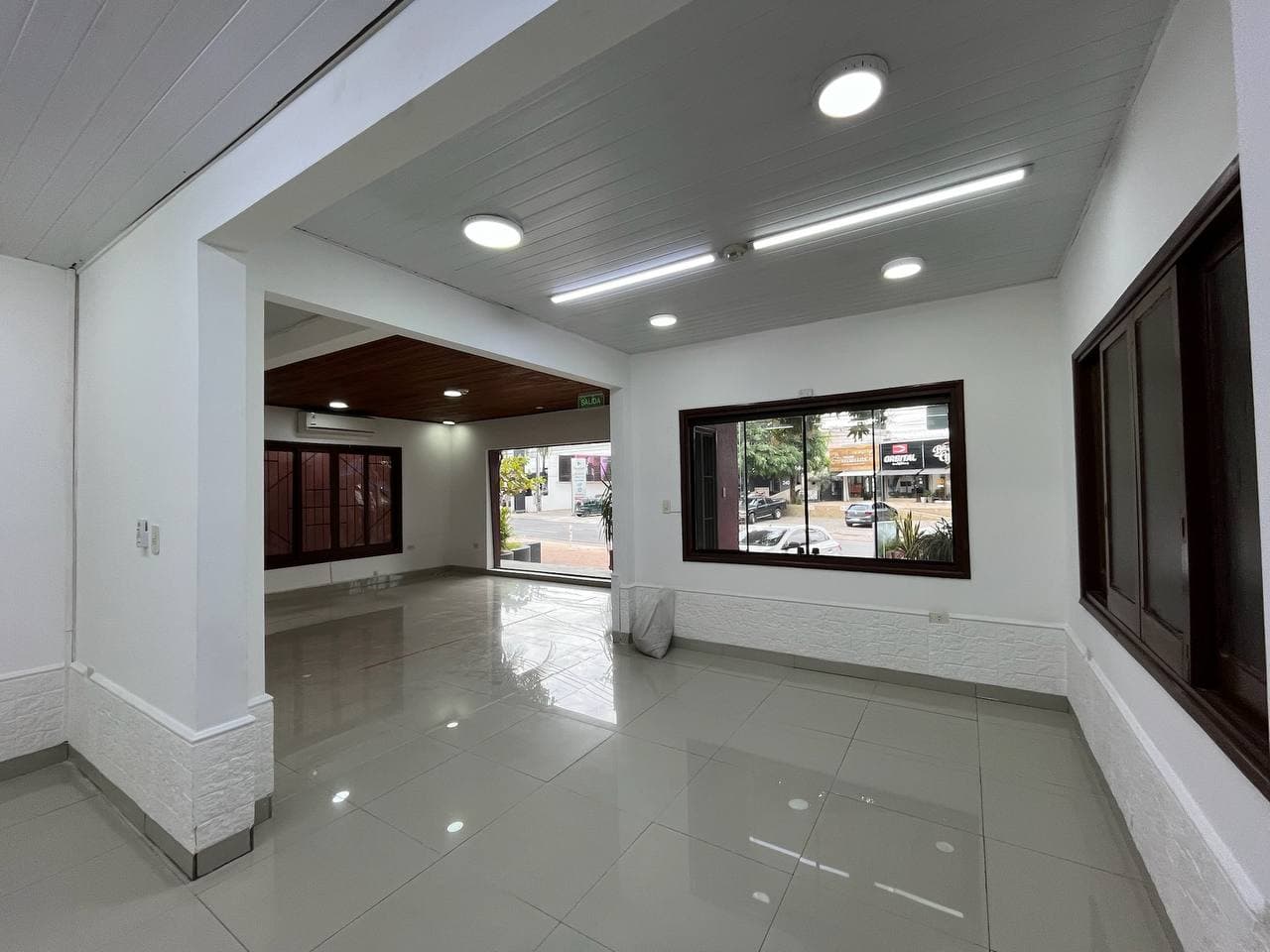 SALON COMERCIAL U OFICINA CON ESTACIONAMIENTOS SOBRE AVENIDA TRANSITADA