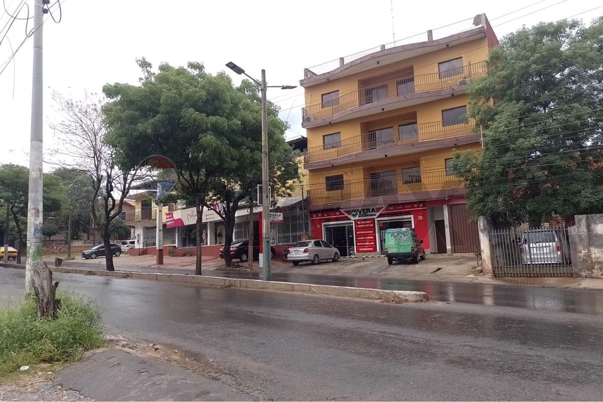 Edificio 4 pisos en Villa Elisa, zona comercial