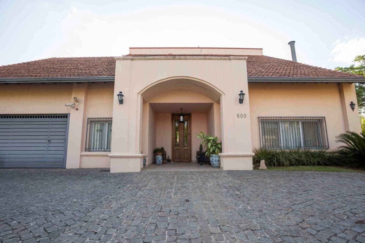 Residencia sobre la Avenida del Yacht.