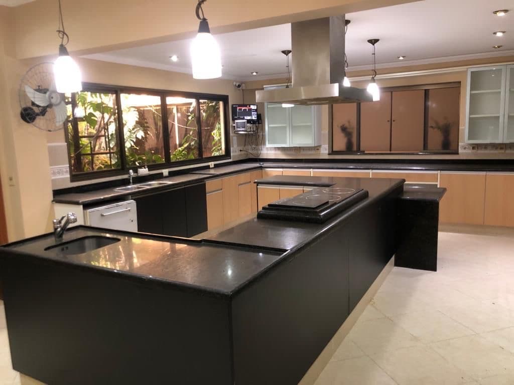 EN ALQUILER, AMPLIA RESIDENCIA DE 6 DORMITORIOS,LOS LAURELES. – 3
