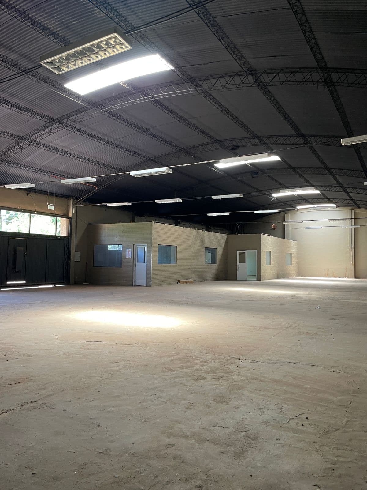 Alquilo amplio depósito en Fernando zona Norte - Ex Venser