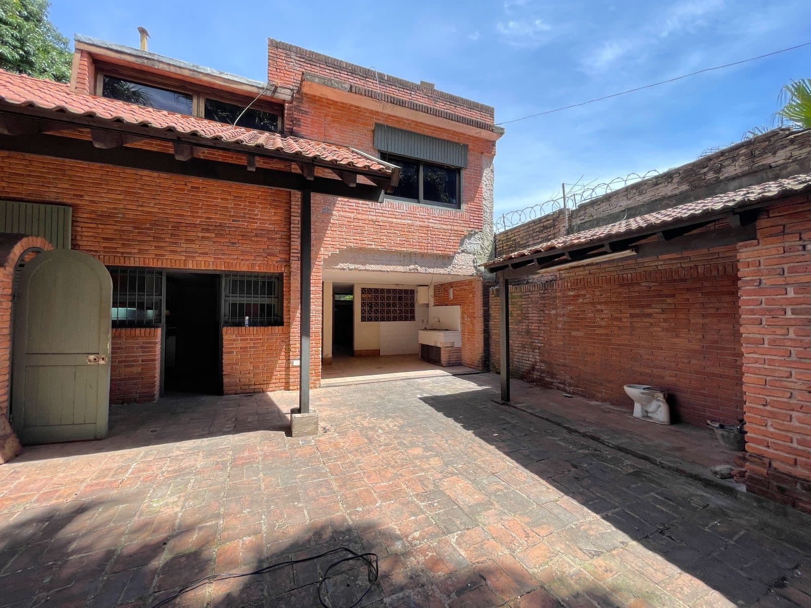 ALQUILO PROPIEDAD COMERCIAL SOBRE AV. MARISCAL LOPEZ – 2