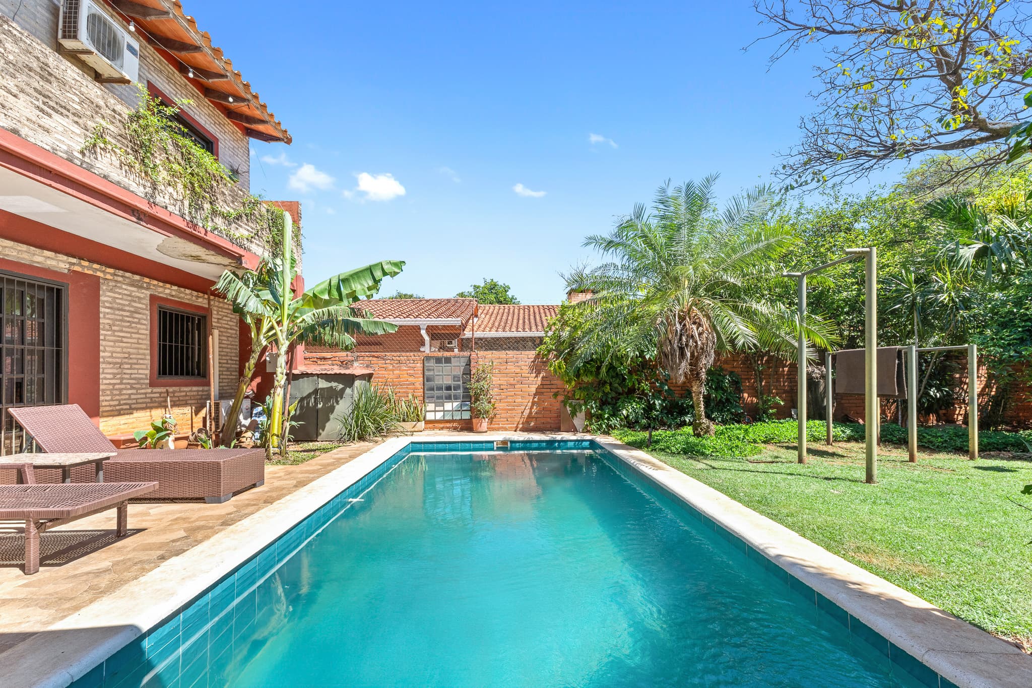 Amplia Casa de 5 suites en Bº Cañada del Ybyray