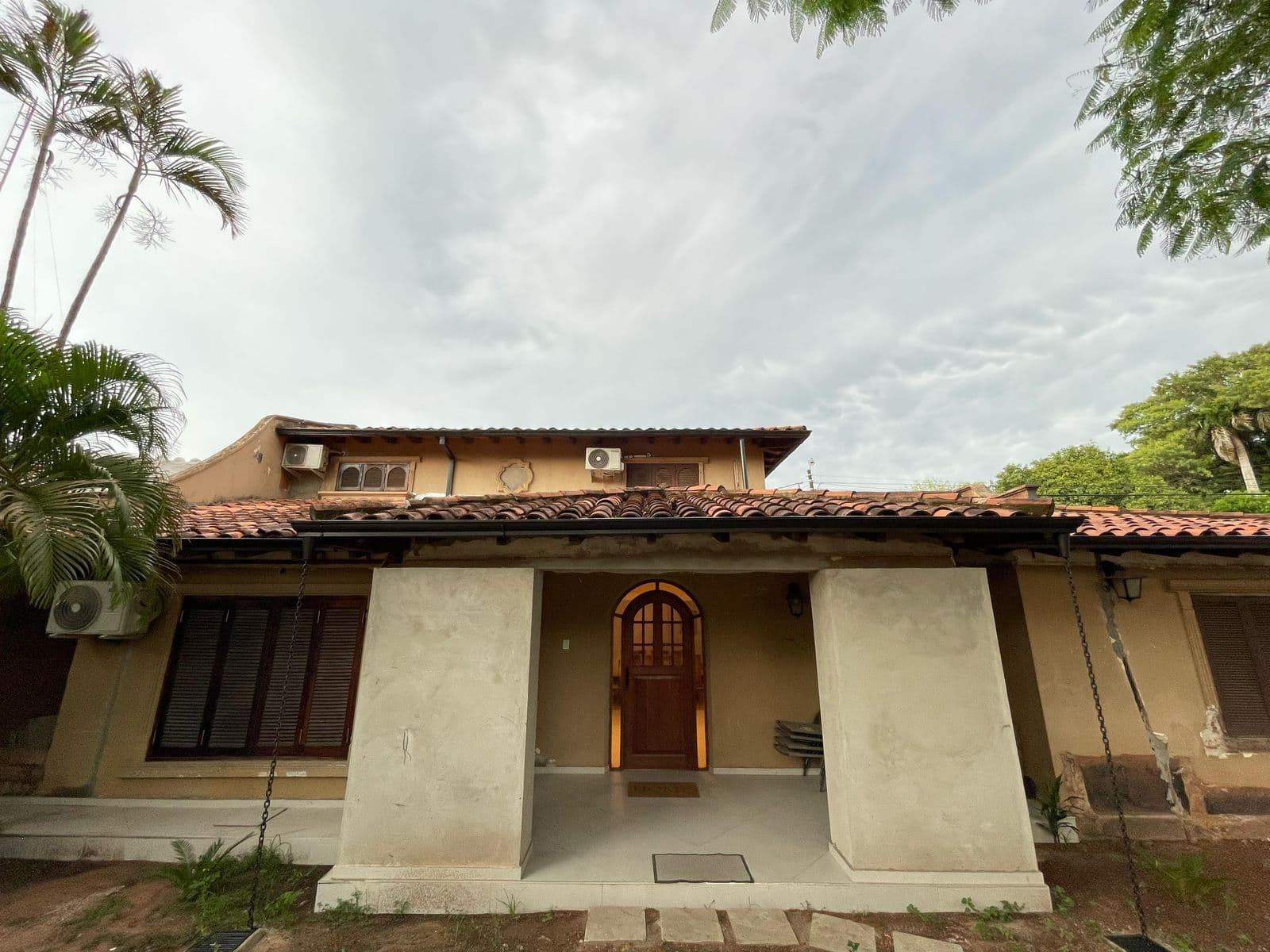 Vendo Residencia en esquina. Con potencial de usos mixtos. – 2