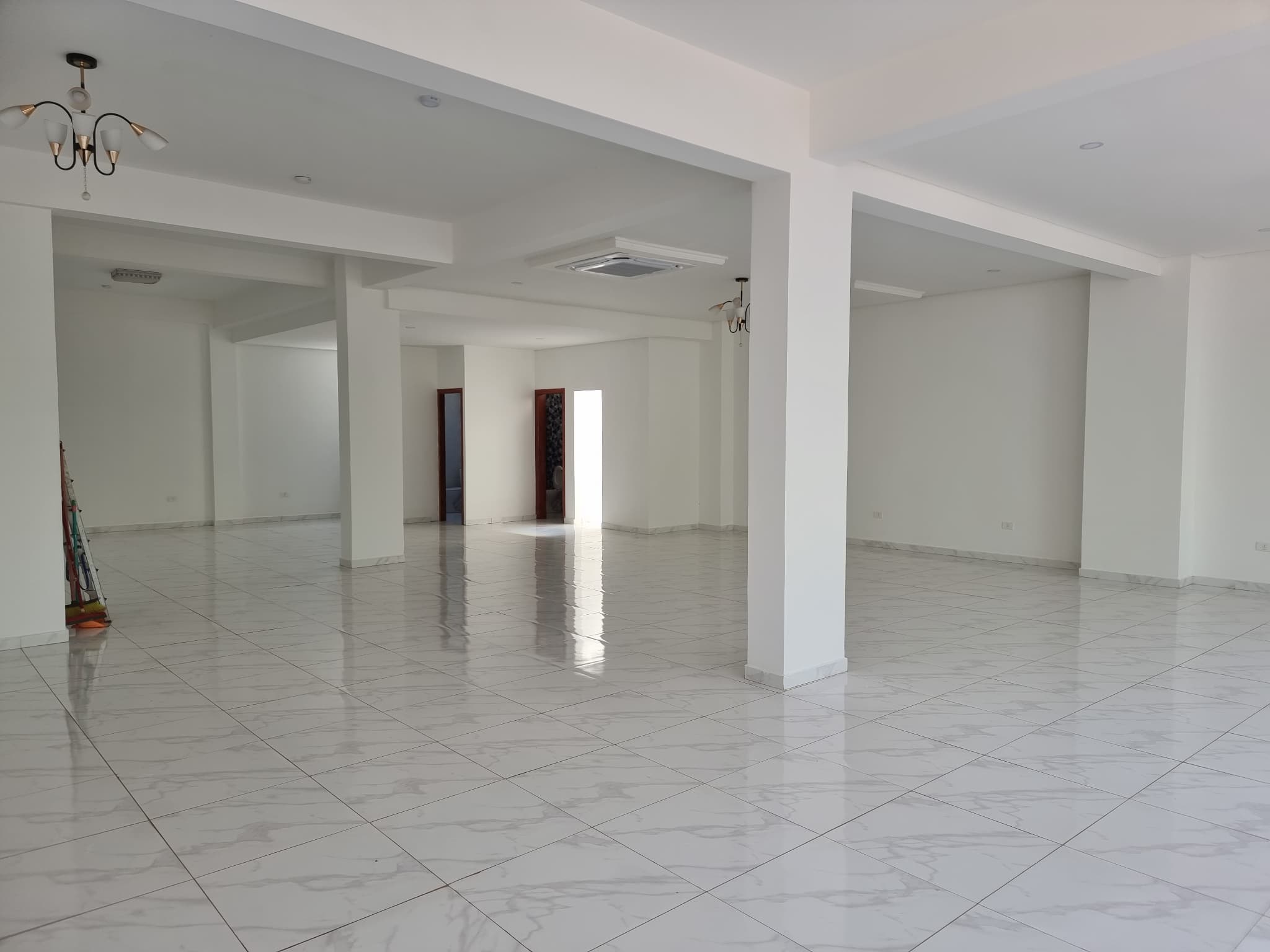 ALQUILO SALÓN COMERCIAL EN EDIFICIO DE LUJO, AREA 8 – 3
