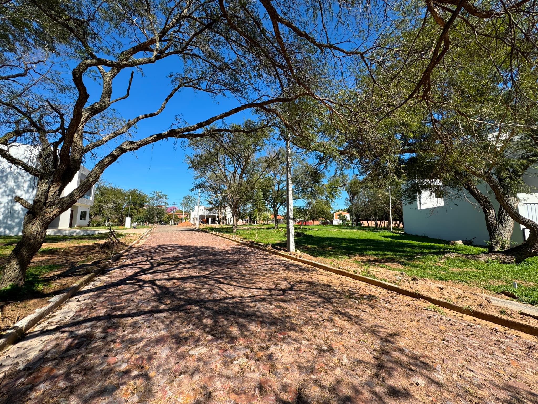 Terreno a la venta en barrio cerrado, en Jardines de Ypakarai – 3