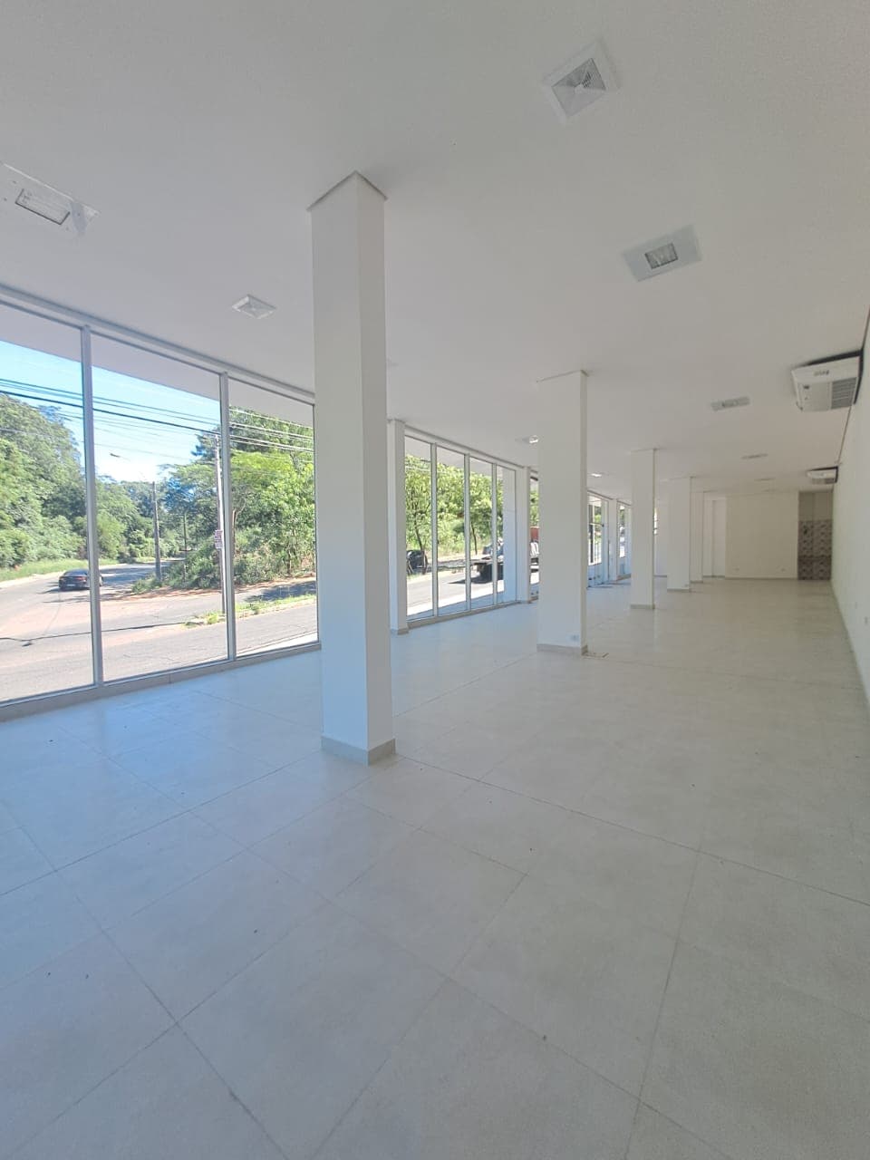 EN ALQUILER – DOS HERMOSOS SALONES EN EL MICROCENTRO DE VILLA ELISA – 2
