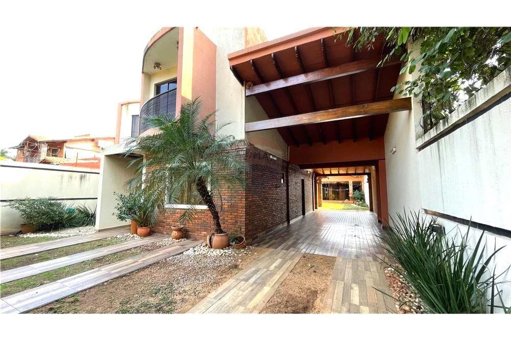 Vendo Importante Residencia en Fernando de La Mora Z.N.