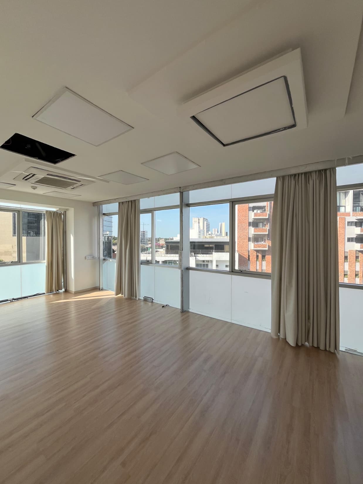 ZONA SHOPPING LA GALERÍA EN ALQUILER OFICINA DE 220 M2 CON 4 COCHERAS – 2