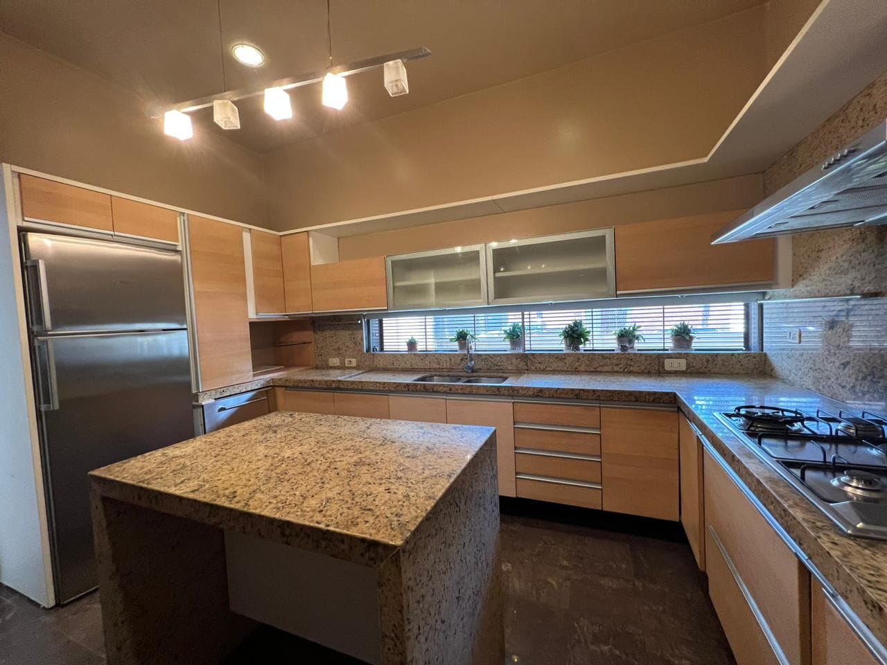 *HERMOSA CASA TODA EN UNA SOLA PLANTA ZONA PASEO LA GALERIA – 2
