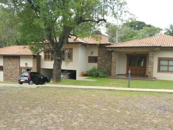 VENDO EXCLUSIVA CASA EN Bº CERRADO Z/ YACHT