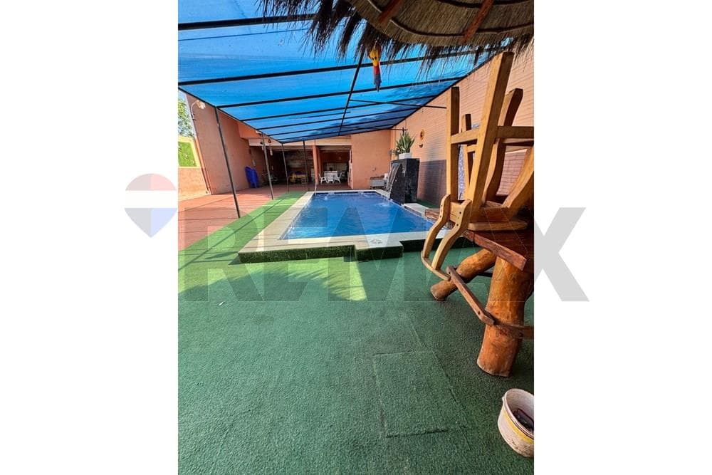 Casa con salón comercial, piscina y quincho – 3