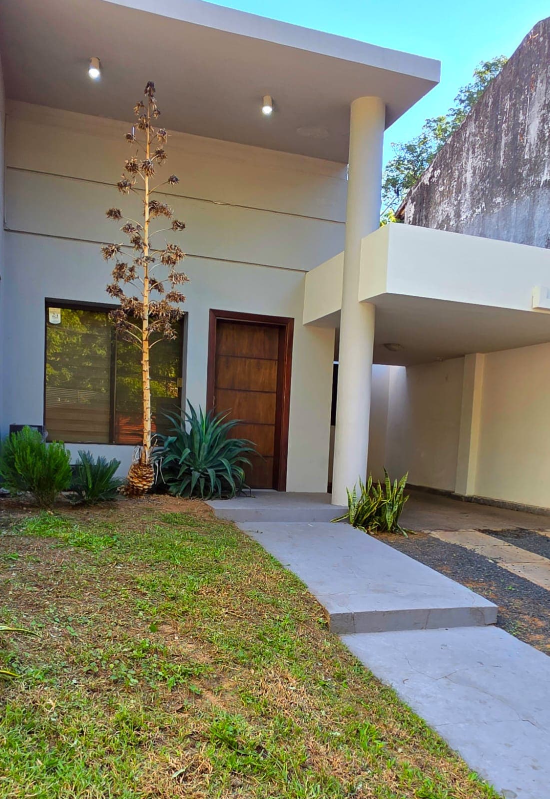 En Venta Dúplex En Las Mercedes Usd 220.000. Sobre La Av. Gral. Santos.