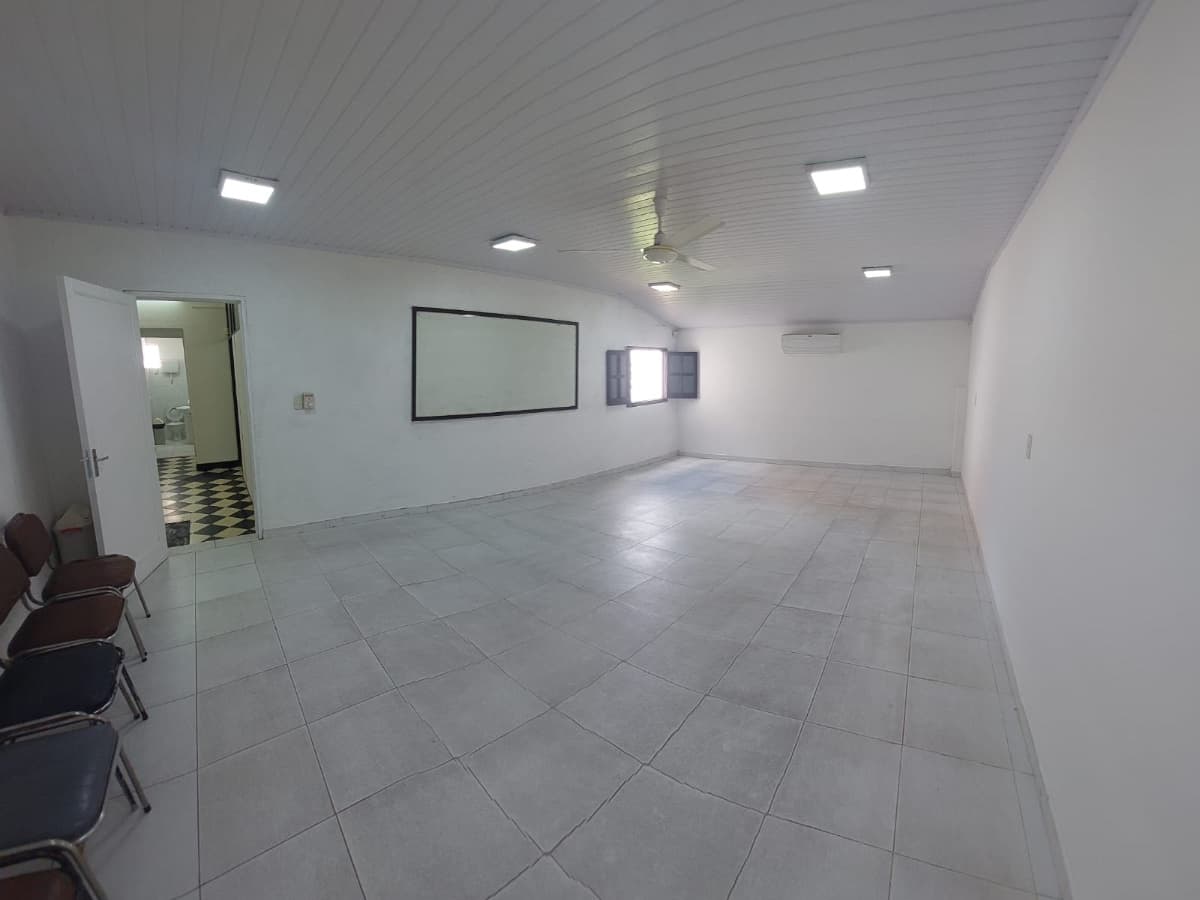 Alquilo Oficina en segundo piso en el Barrio Ciudad Nueva de Asunción