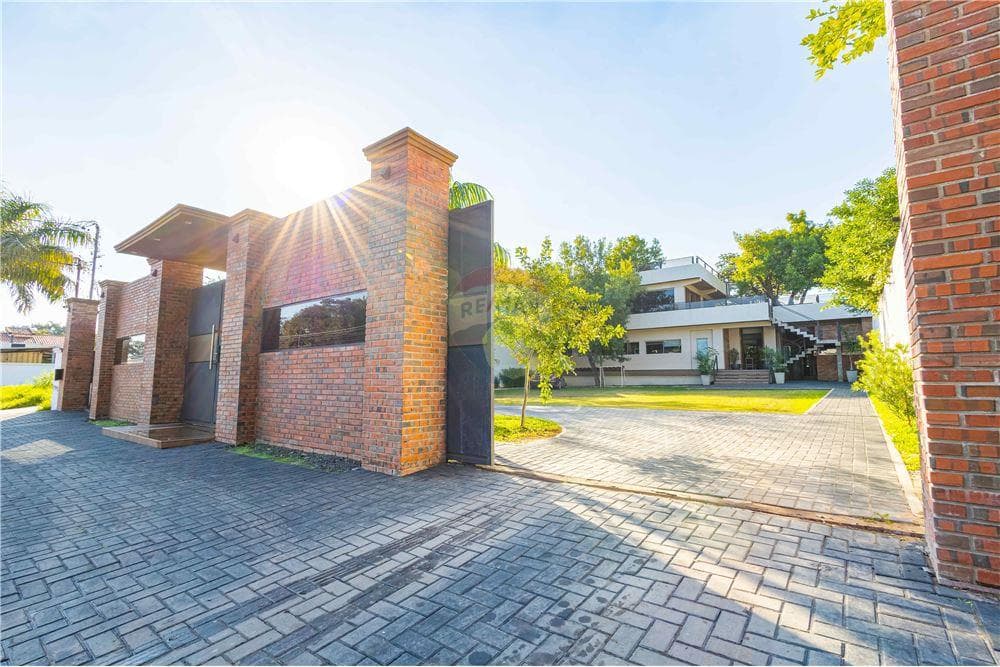 Imponente residencia a metros del Yacht J.A.