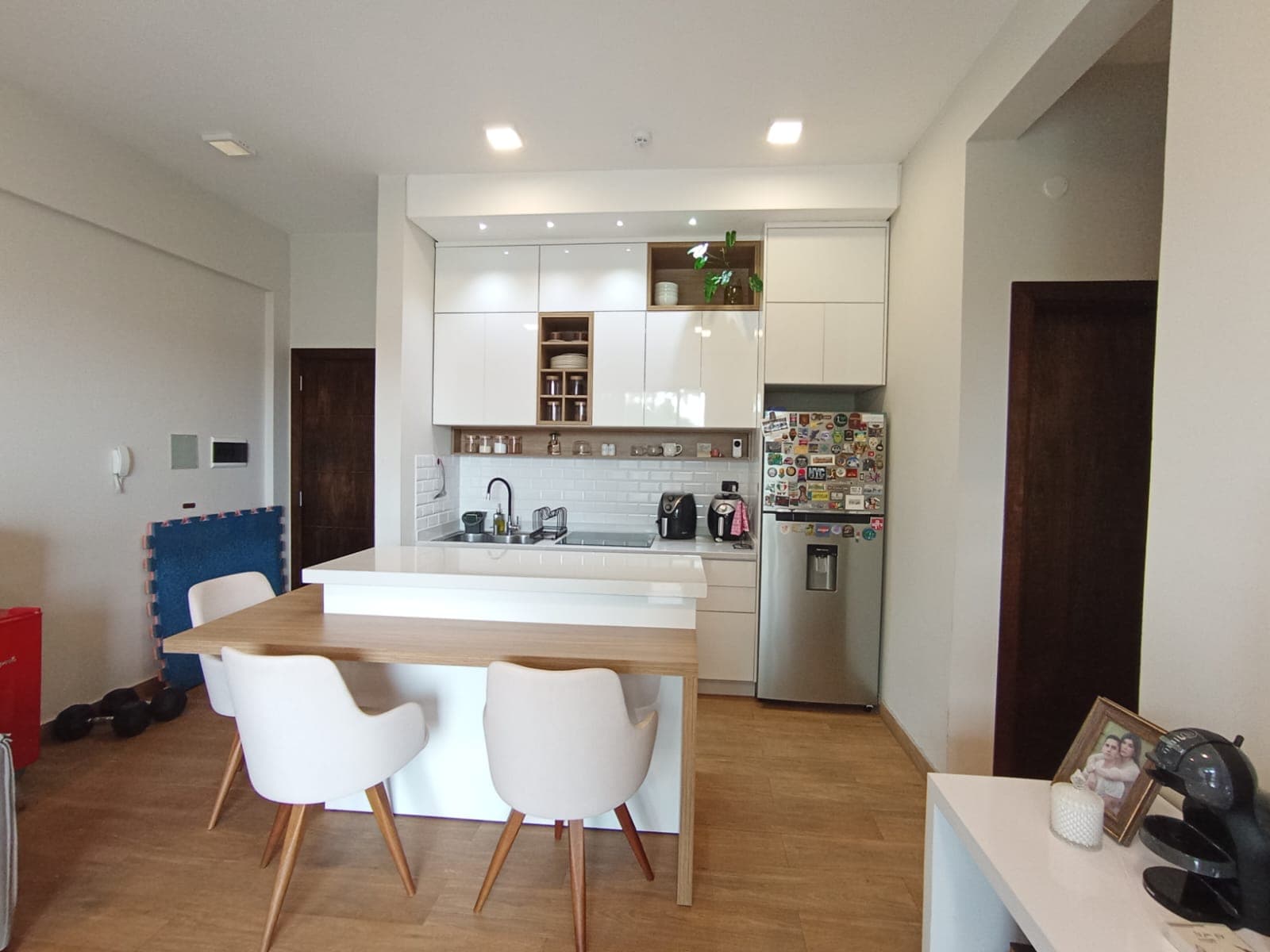 VENDO EXCLUSIVO DEPARTAMENTO DE 2 DORMITORIOS, TOTALMENTE AMOBLADO Y EQUIPADO, EDIFICIO GONNET, KM 8, CDE – 2