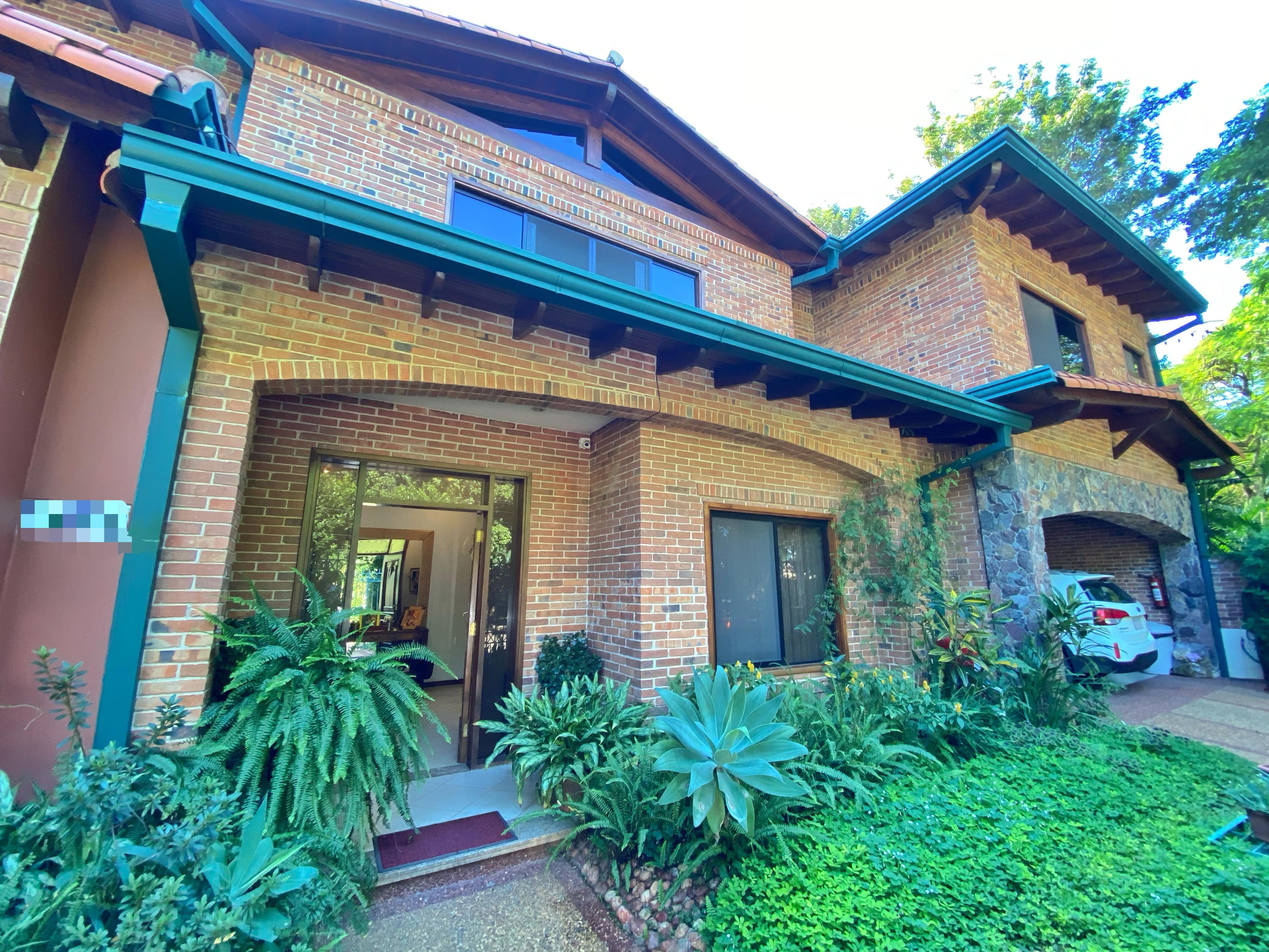 Residencia Moderna y Espaciosa en Exclusiva Zona Colegio Goethe. – 2