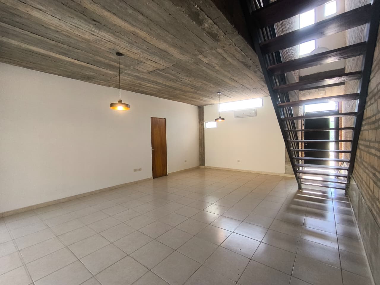 EXCLUSIVO DÚPLEX EN VENTA EN BARRIO VILLA OLIMPIA, LUQUE: 3 DORMITORIOS, CONFORT Y UBICACIÓN PRIVILEGIADA. – 2