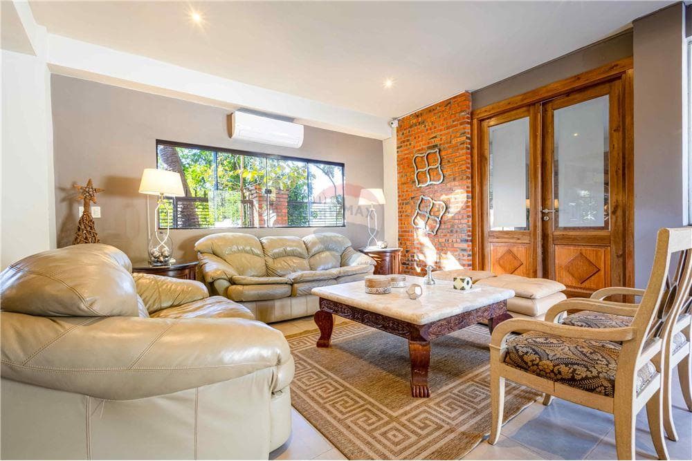 Imponente residencia a metros del Yacht. Lambare. 400,000 $. CAIO – 3