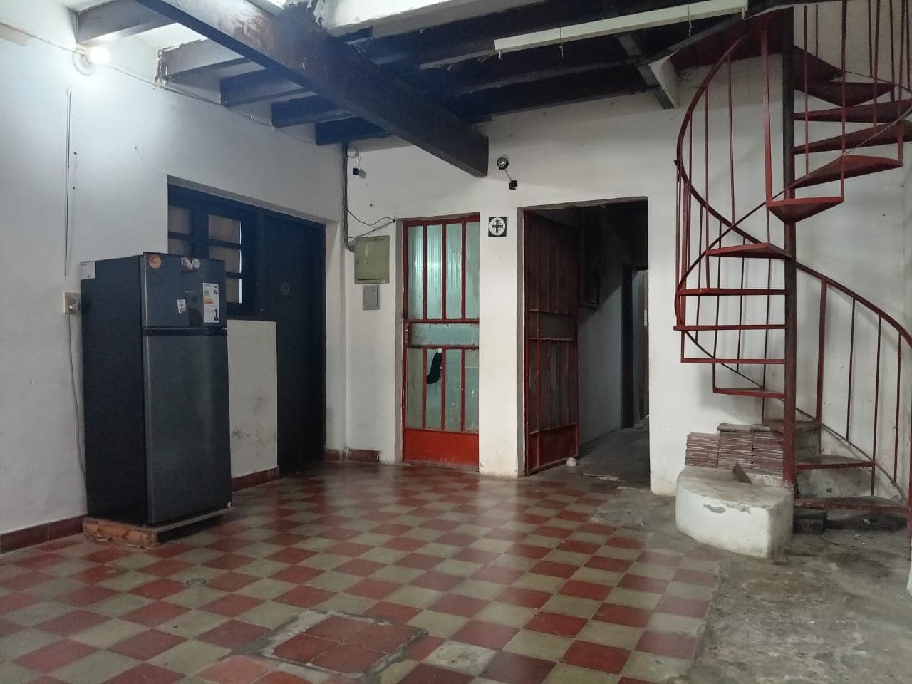 VENDO CASA / OFICINA en el barrio Dr. Gaspar Rodriguez de Francia VENDO CERCA DEL PALACIO DE JUSTICIA VIVIENDA /OFICINA. – 2