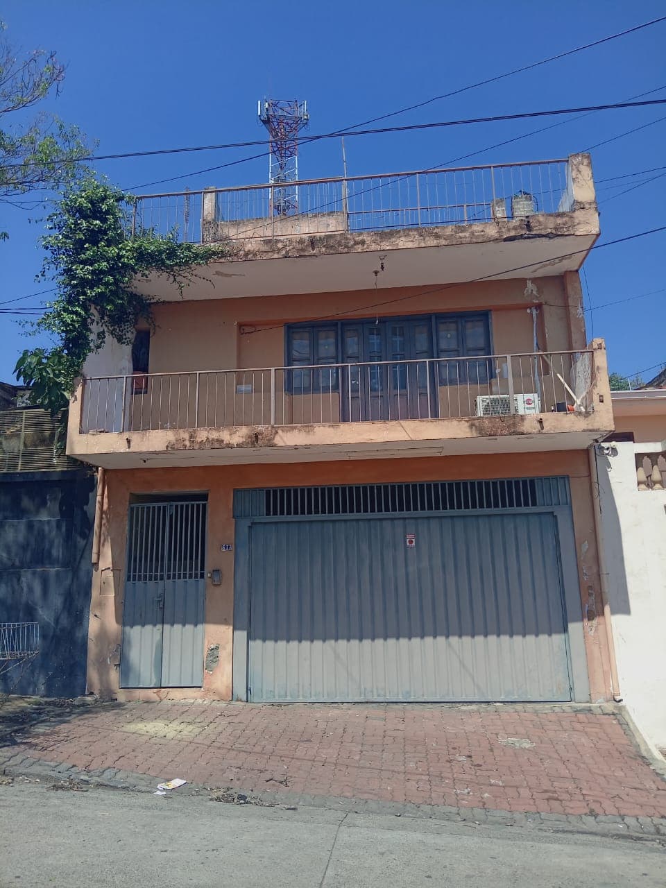 VENDO CASA / OFICINA en el barrio Dr. Gaspar Rodriguez de Francia VENDO CERCA DEL PALACIO DE JUSTICIA VIVIENDA /OFICINA.