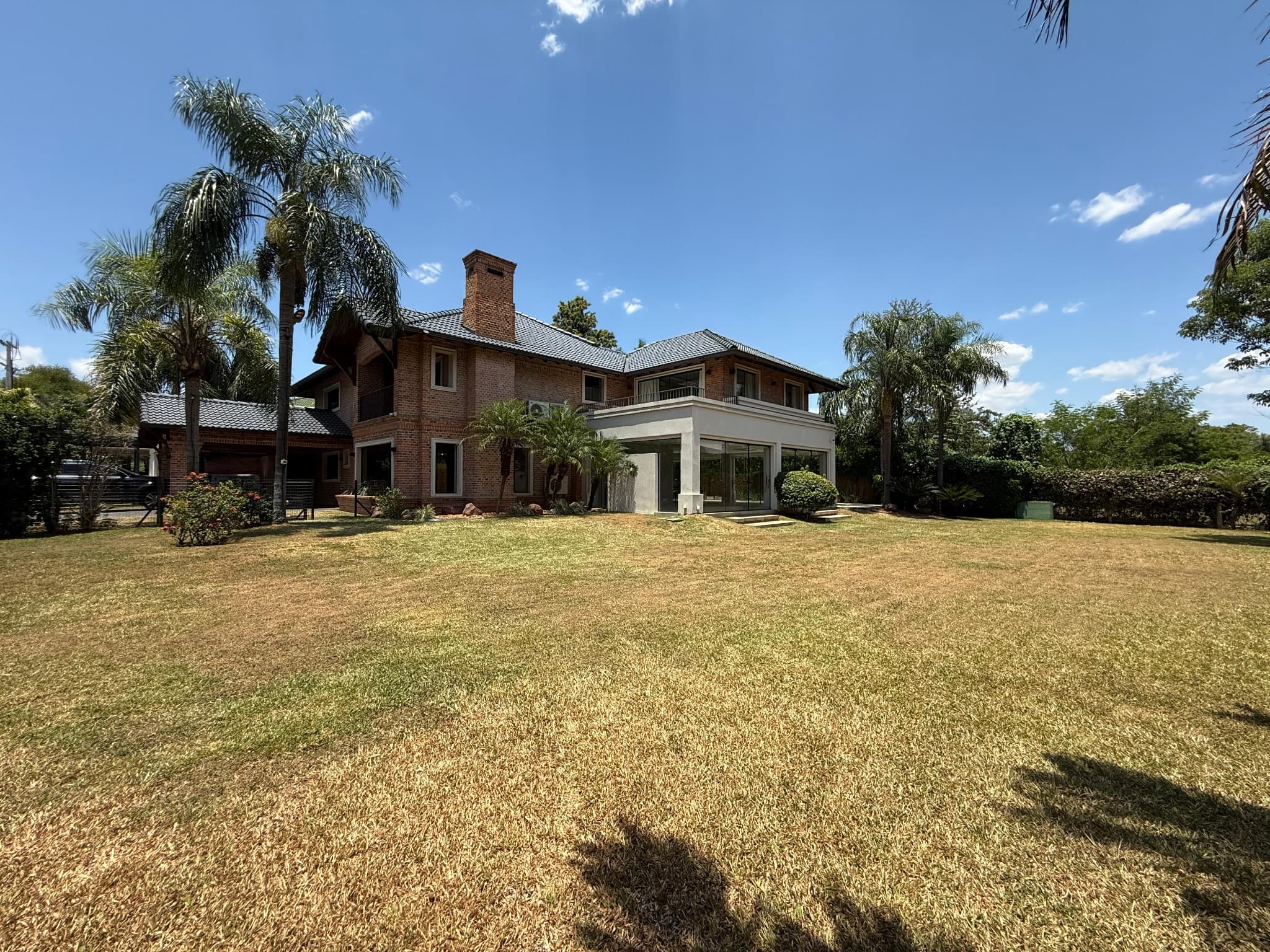 ALQUILER DE AMPLIA CASA EN BARRIO CERRADO MONTESOL DE LUQUE – 2